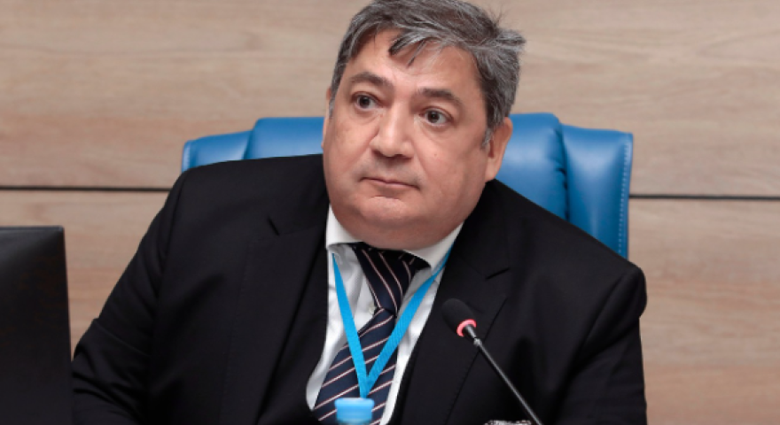 Status uğrunda yazılan məqalələr elmin əsas məqsədini geri çəkir