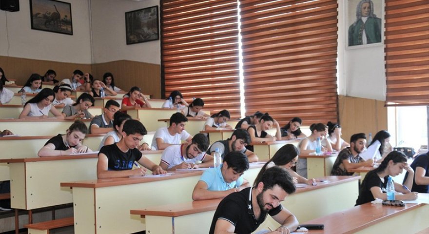 “Tələbələri şagird kimi idarə etmək doğru deyil”