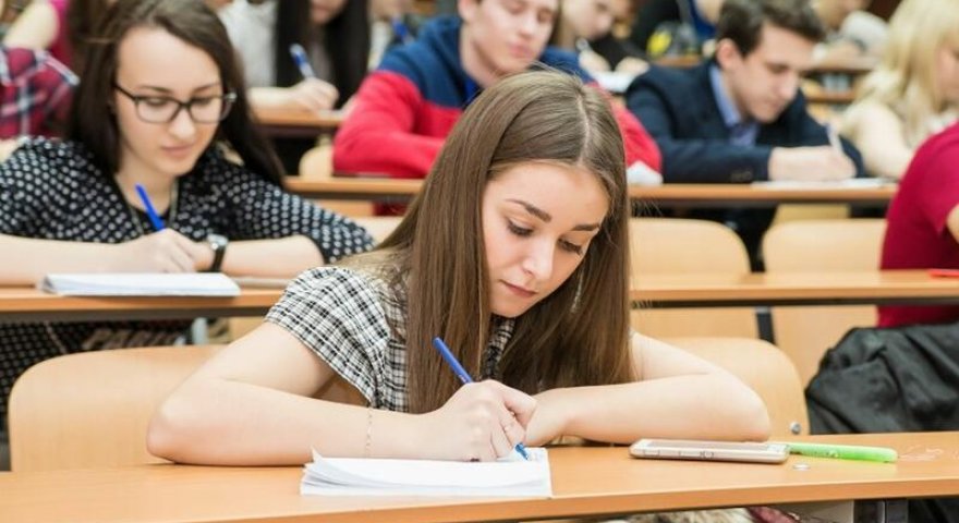 Təhsildə bərabərlik: qızlar İT, mühəndislik və maliyyə sahələrində də İRƏLİLƏYİR