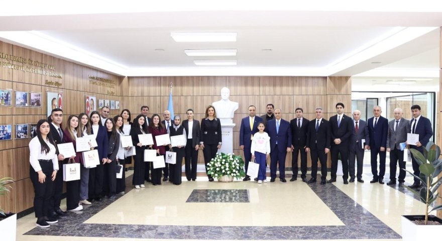 "İlin gənc müəllimi" mükafatlandırıldı - FOTOLAR