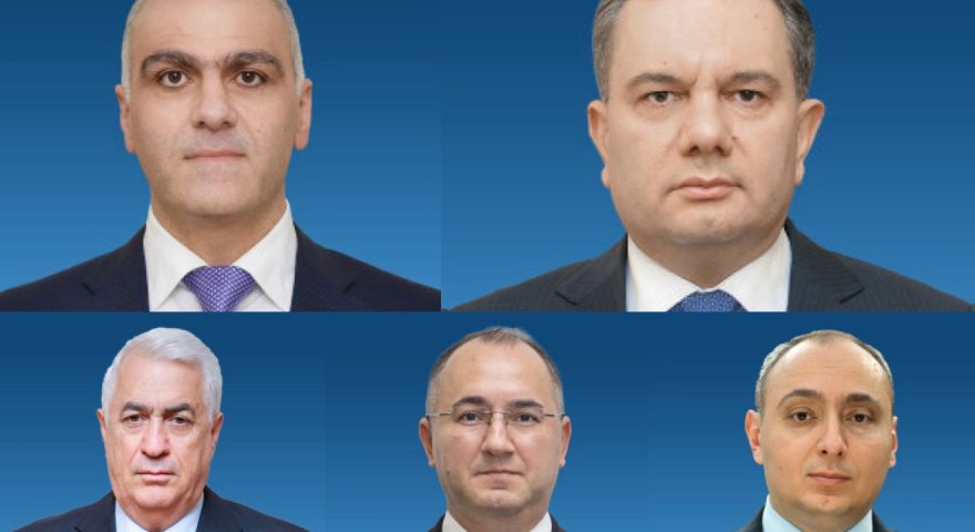 Rəqəmsal İnkişaf və Nəqliyyat nazirinin müavinləri harada təhsil alıblar?