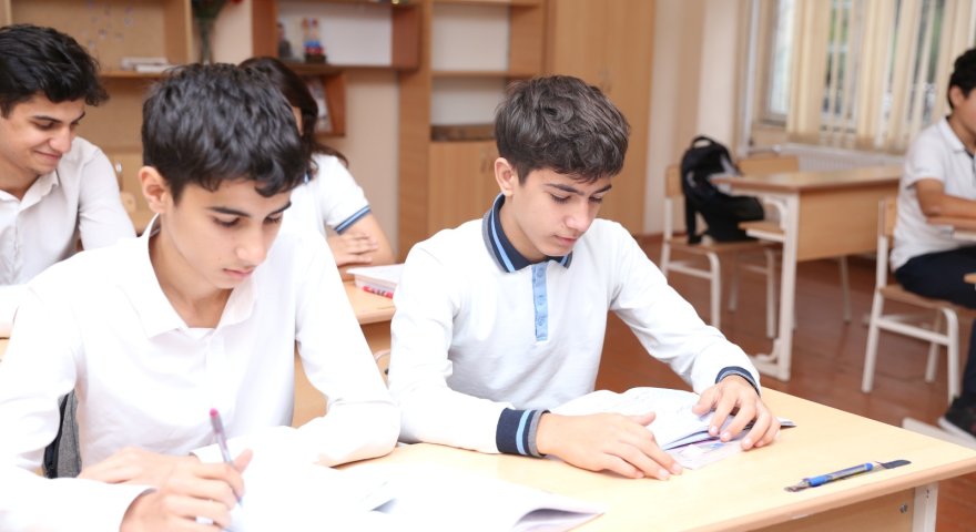 700 bal toplayanlar hansı məktəblərin şagirdi olub? -19 illik SİYAHI