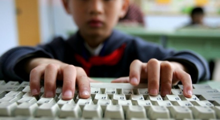 Uşaqları internetdən uzaq tutmaq lazımdır, yoxsa öyrətmək?