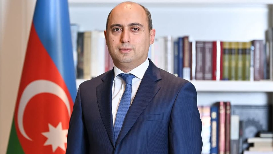 Emin Əmrullayev qadınları TƏBRİK EDİB