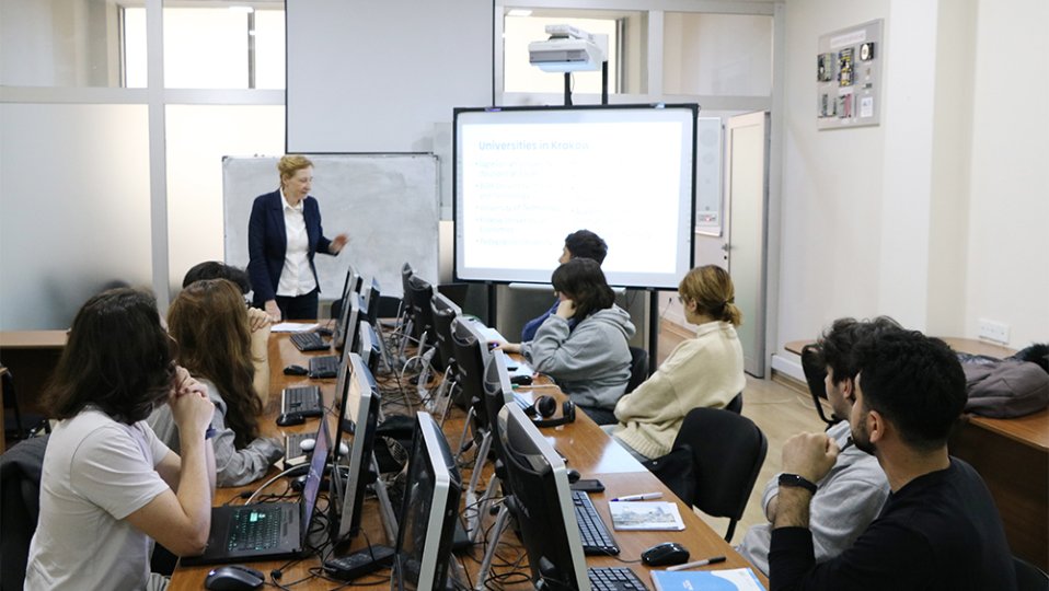 Azərbaycan Universitetinin tələbələri polşalı dosentdən mühazirə dinləyirlər