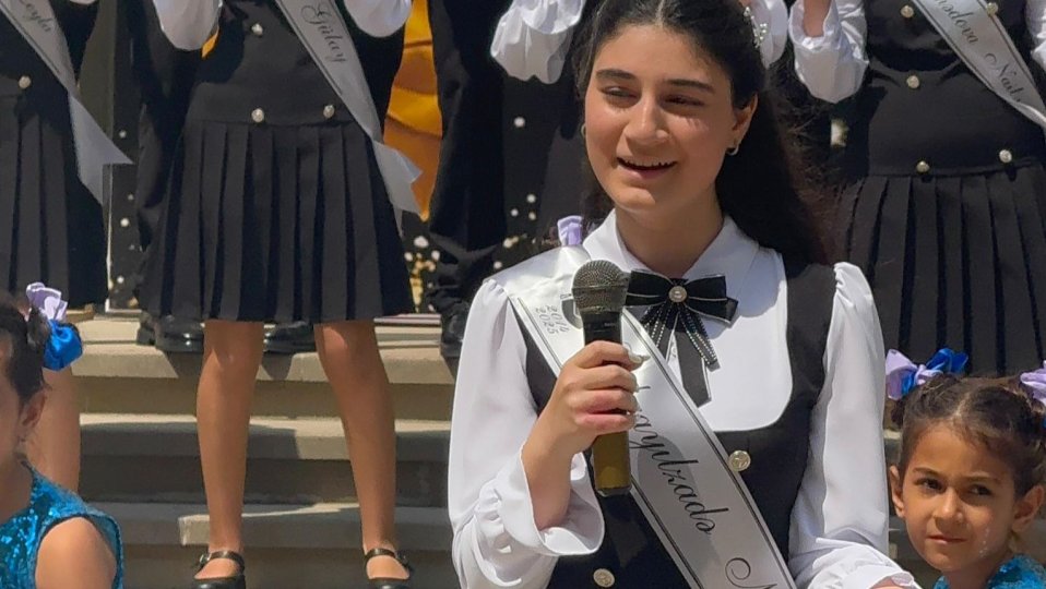 Məzunlar arasında sabiq deputatın qızı da var