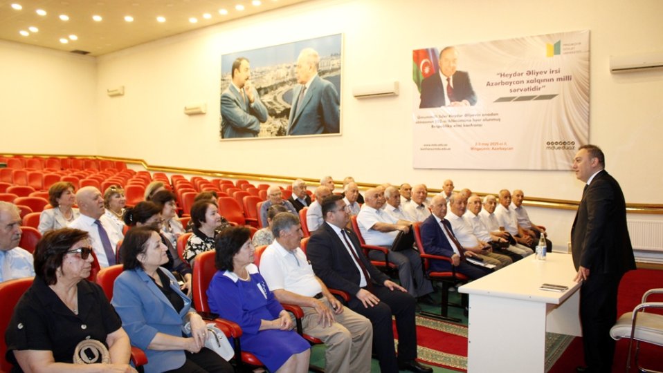 Rektor MDU-nun əməkdar müəllimləri ilə görüşüb