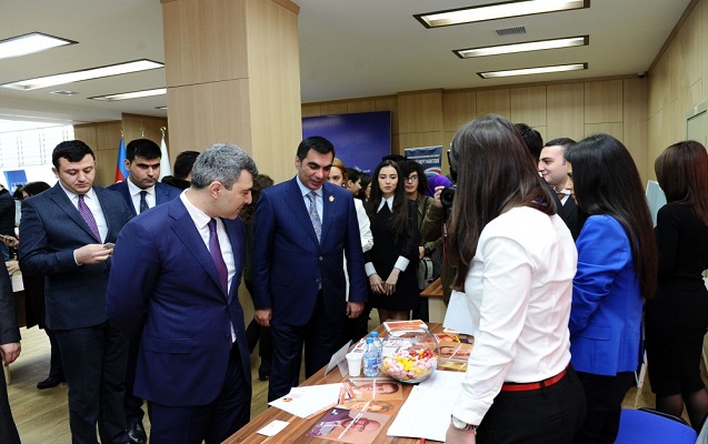 Bakı Ali Neft Məktəbində birinci karyera sərgisi açılıb - FOTOLAR