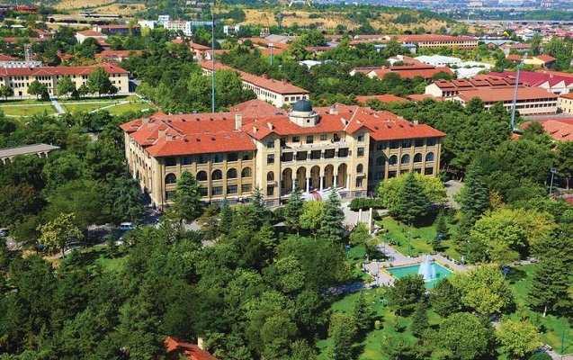 Həyətindəki hər ağacdan bayraq asılan məşhur universitet - FOTOLAR