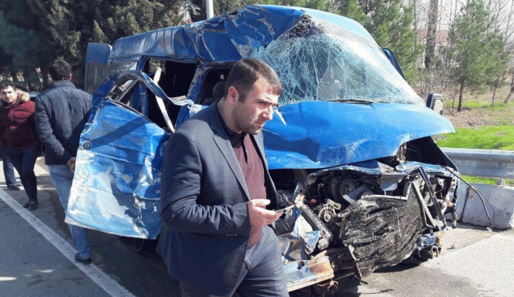 Şagirdləri daşıyan mikroavtobus qəzaya düşdü - 19 yaralı - YENİLƏNİB - FOTO