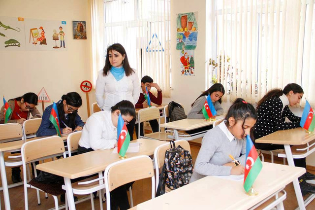 Məktəblilər arasında inşa müsabiqəsi davam edir