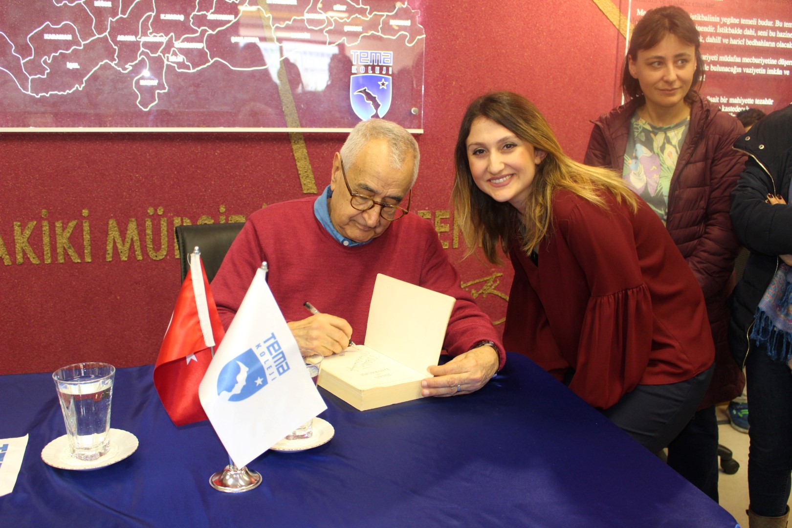 Məşhur türk professora dərs keçən gözəl tələbə qız – ƏHVALAT