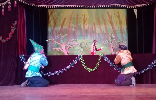 Teatr tətil günlərində məktəbliləri sevindirdi