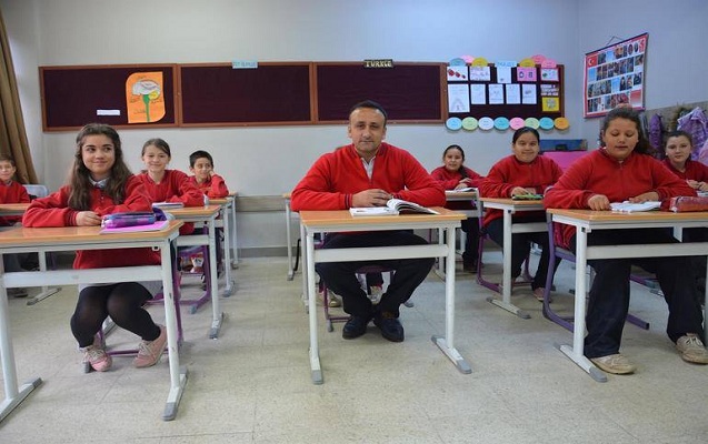 İşə məktəbli forması ilə gələn direktor - FOTOLAR