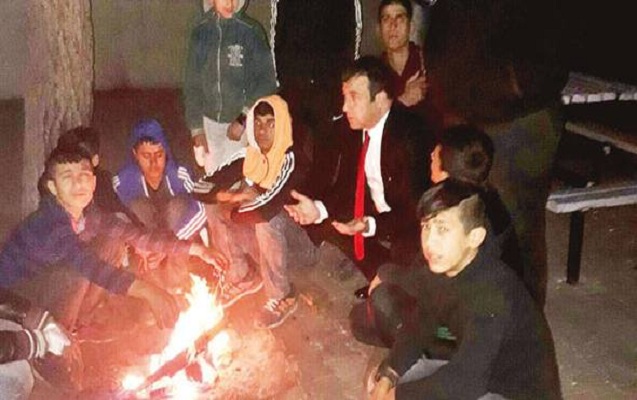 Gecə küçələrdən uşaqları toplayır, gündüz onlara dərs keçir - Nümunəvi direktor