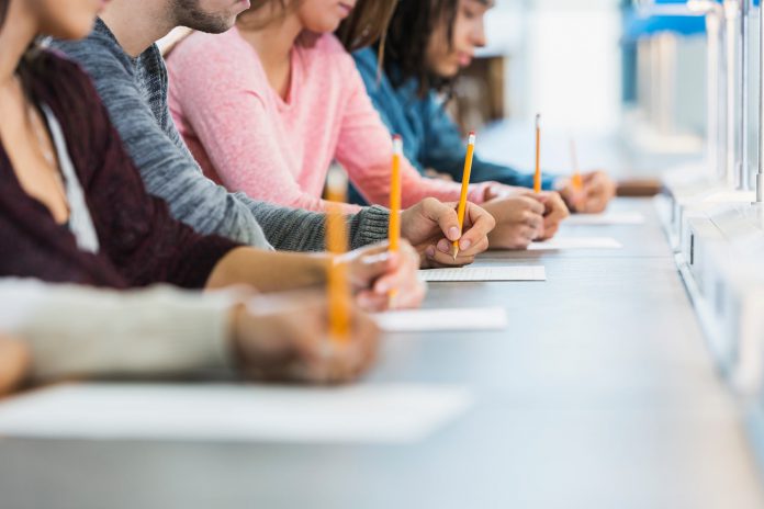 Universitet və kolleclərə qəbul olmaq istəyənlər üçün sənəd qəbulu davam edir