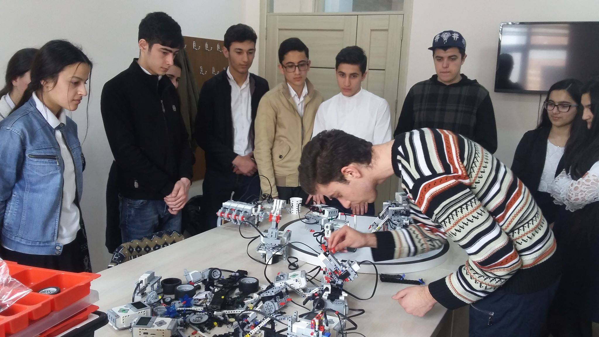 Məktəblilər Qərbi Kaspi Universitetinin Texnoparkında