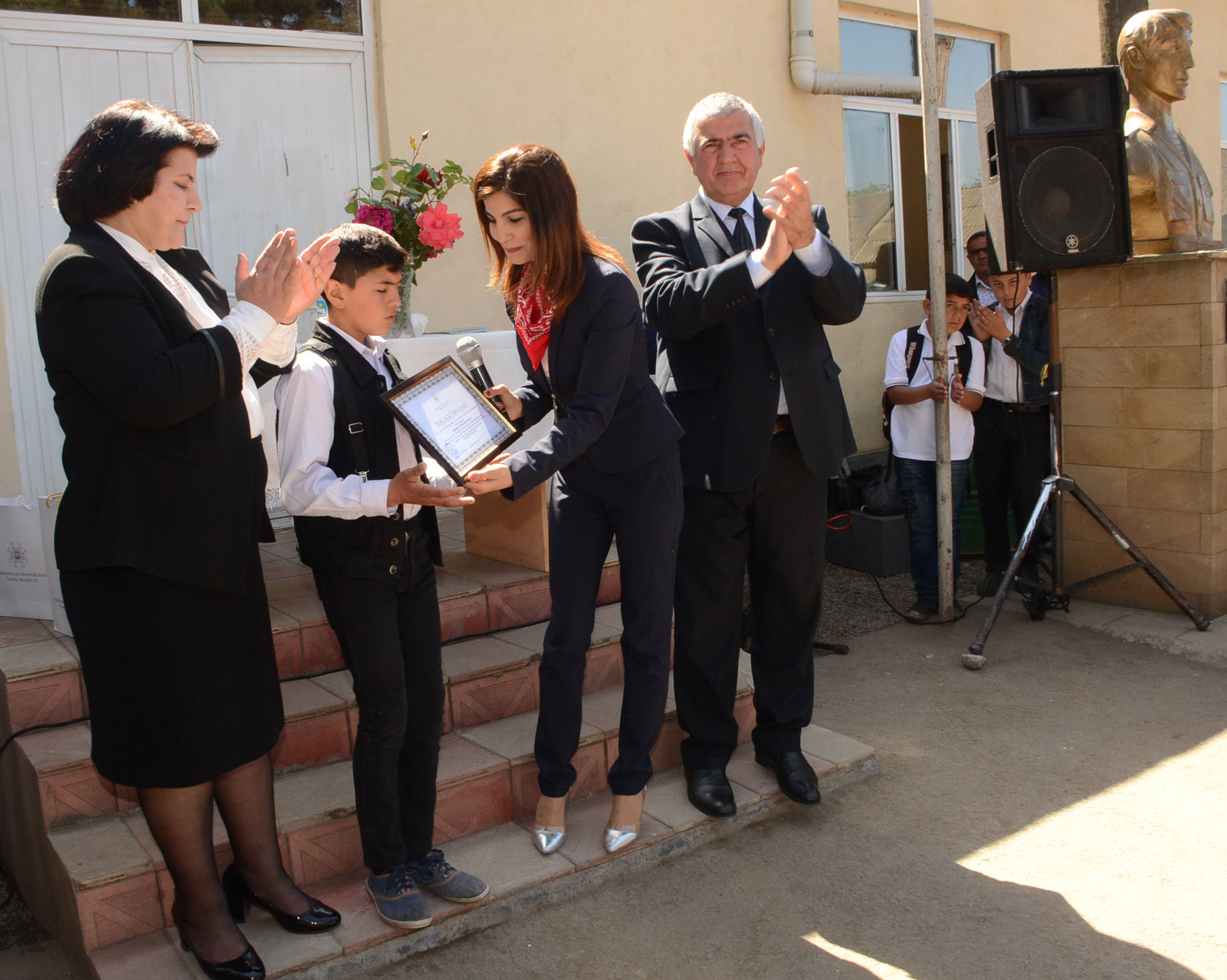 Yoldan 5 min manat tapan məktəblinin   “Təşəkkürnamə”si ona təqdim olundu - FOTOLAR