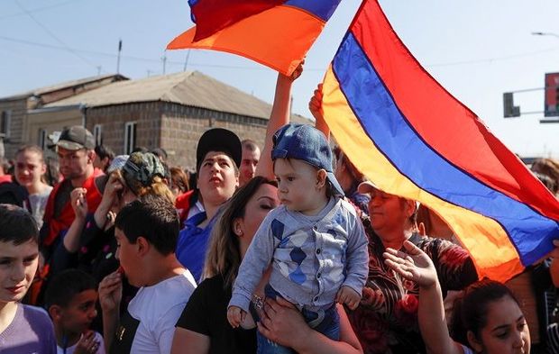 Yerəvanda şagirdləri mitinqə buraxmayan direktor işdən qovulub