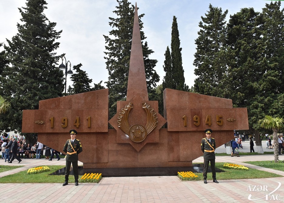 Sumqayıtda məktəblilər parad keçirdi