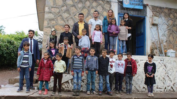 3 müəllim 22 kənd məktəbini yenidən qurdu