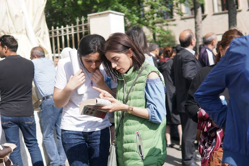 Dua kitablarının, həyəcanlı baxışların müşayiəti ilə imtahan verənlər - İlk qəbul imtahanından VİDEOREPORTAJ