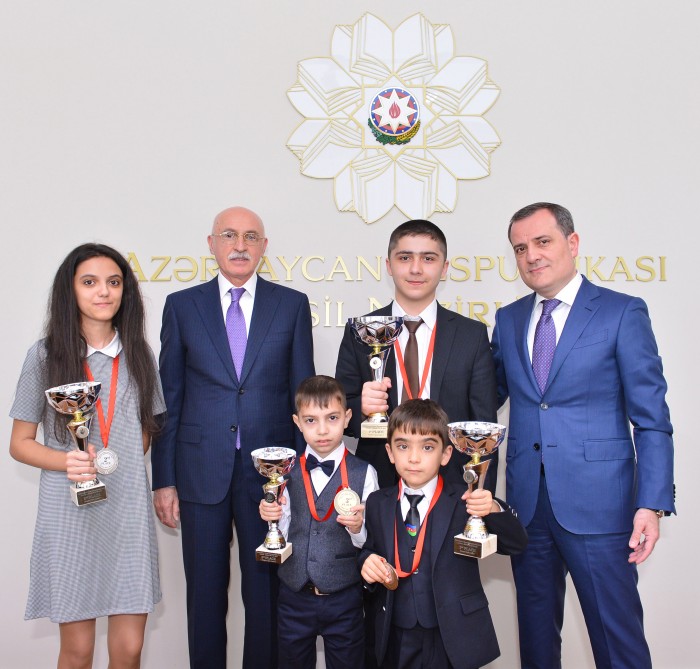 Təhsil Nazirliyi dünya çempionatında uğurlu nəticə göstərən məktəbli şahmatçıları mükafatlandırıb