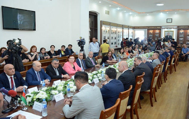 Millət vəkilləri və tarixçi alimlər UNEC-də konfransda