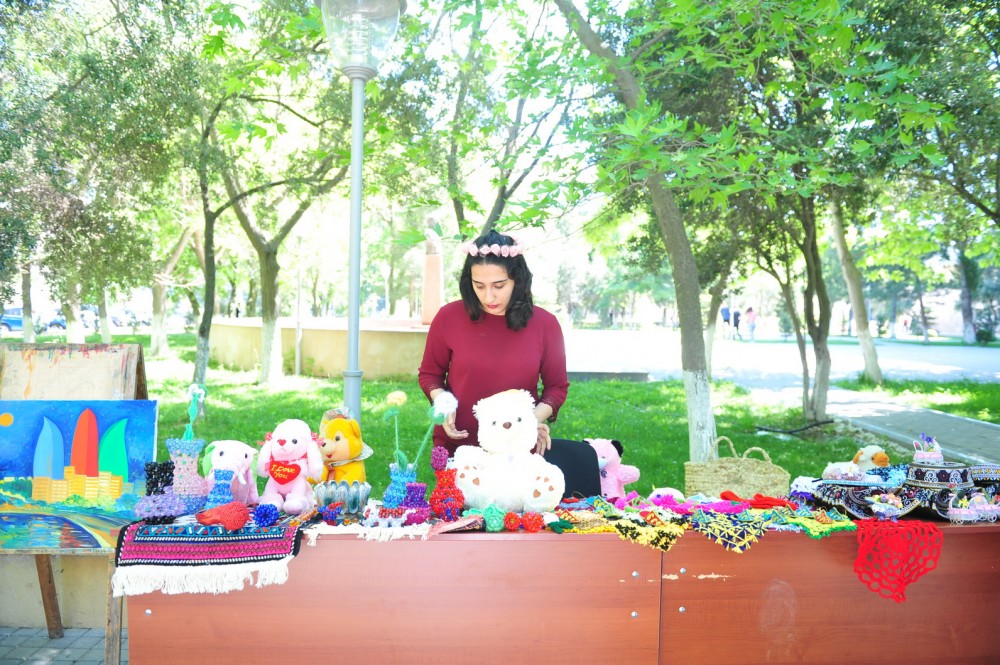 Tələbələr universitet həyətində xeyriyyə aksiyası keçirdi