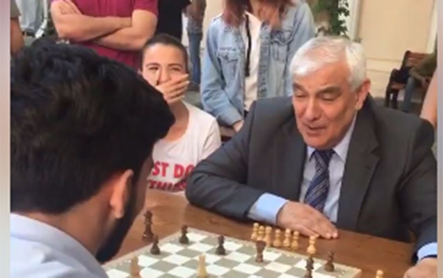 Rektor tələbəylə dama oynadı - Video