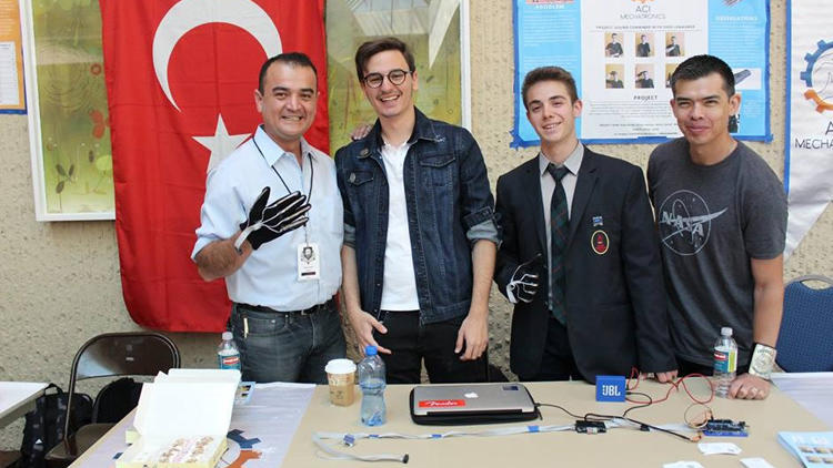 Türkiyəli şagirdlər robot yarışında dünya ikincisi oldular