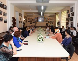 “AXC və təhsil” mövzusunda dəyirmi masa keçirilib