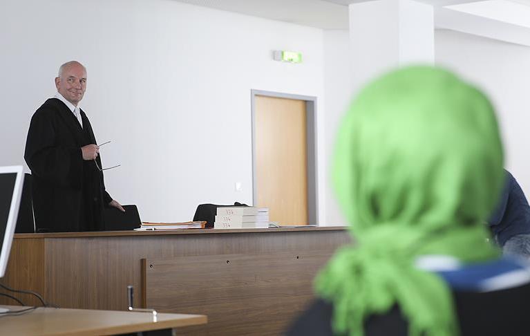 Almaniya məhkəməsi iki müəllimənin iddiasını təmin etmədi - Hicablı olduqları üçün