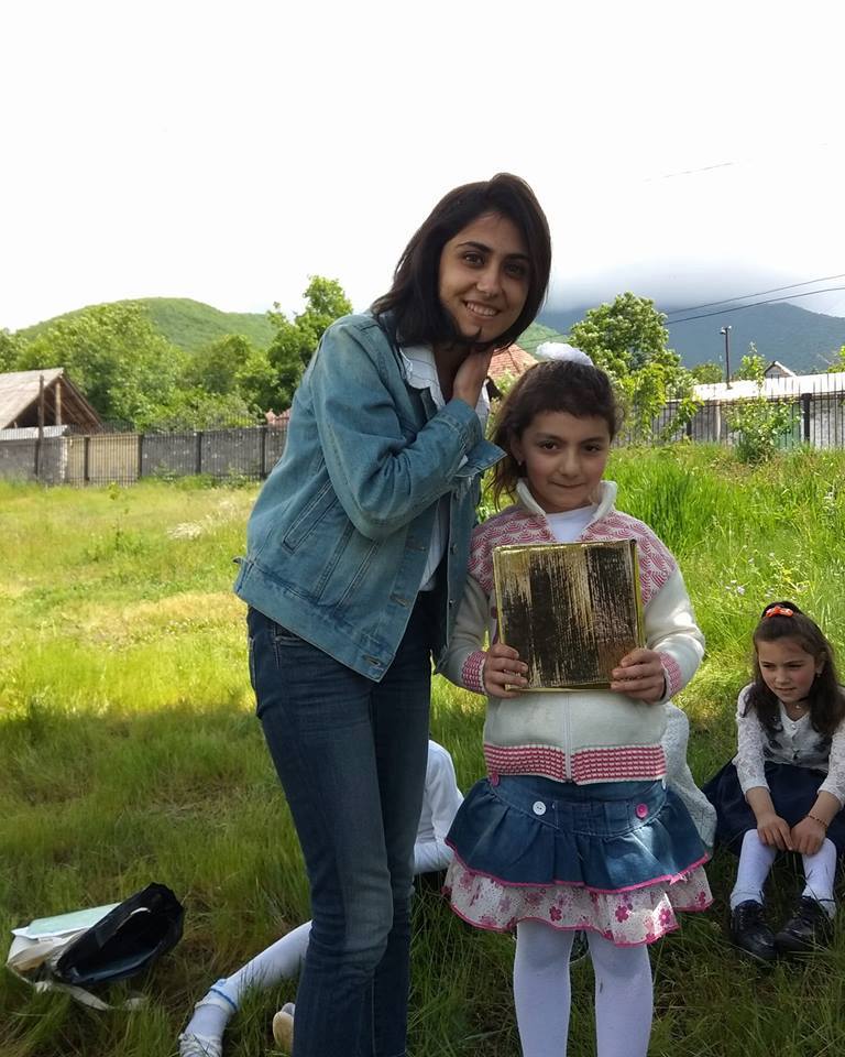 Ucqar kənd müəllimi: “Məktəbdən ayrılan zaman şagirdlərimdən biri üç gün yemək yemədi”