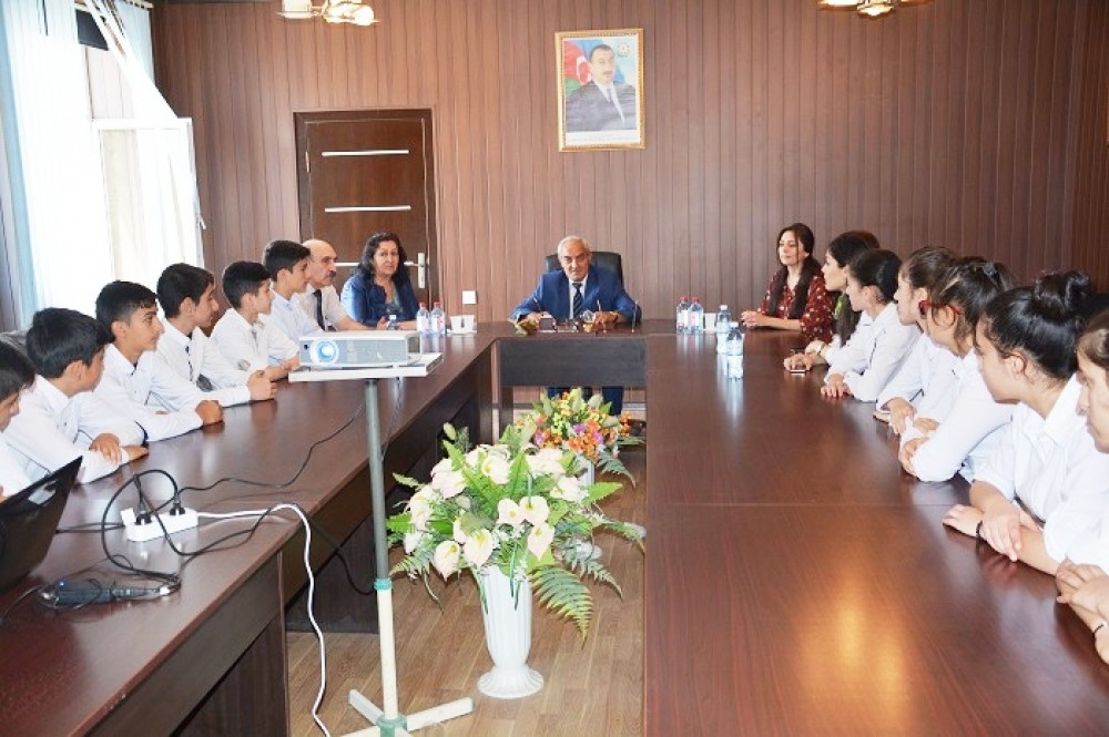 Alimlər məktəblilərin suallarını cavablandırıblar