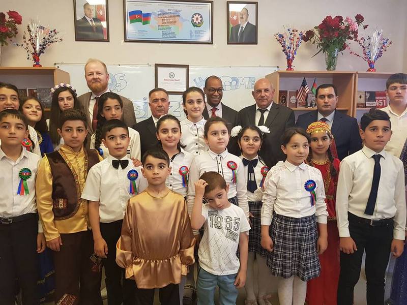 ABŞ səfirliyi köçkün məktəbində “Amerika rəfi”ni AÇDI - FOTOLAR     