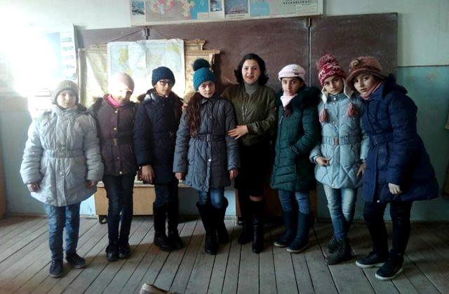Kənd müəllimi AzEdu.az-a YAZDI: “Valideyn yaylağa gedəndə şagirdi özü ilə aparır və o da proqramdan geri qalır”