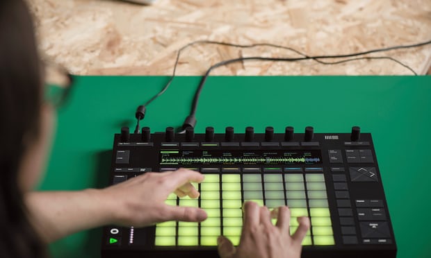 Kasıb məktəbdəki qeyri-adi musiqi tədrisi – Şagirdlər belə formalaşdırılır