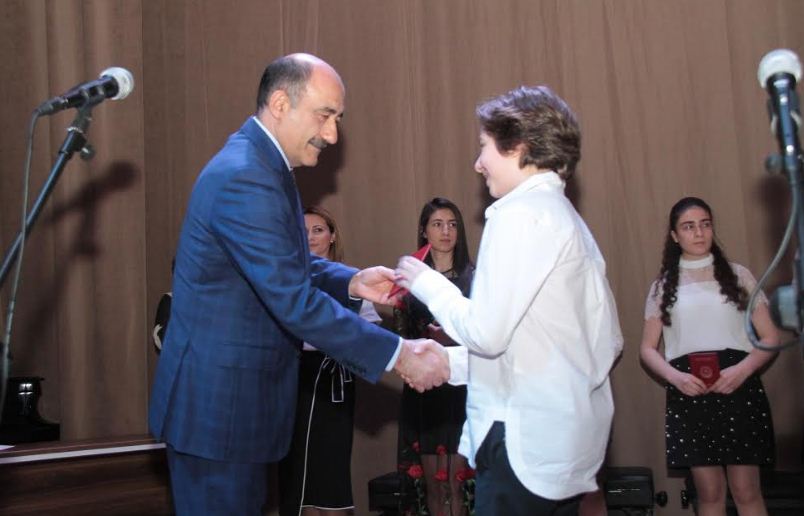 Nazir məzunlara şəhadətnamə verdi - FOTO   