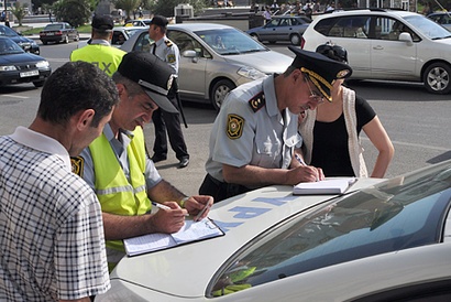 Yol polisi Bakıda “Son zəng”ə gələn 300 sürücüyə protokol YAZDI      