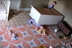 Şamaxıda məktəblinin üzərinə şkaf aşdı