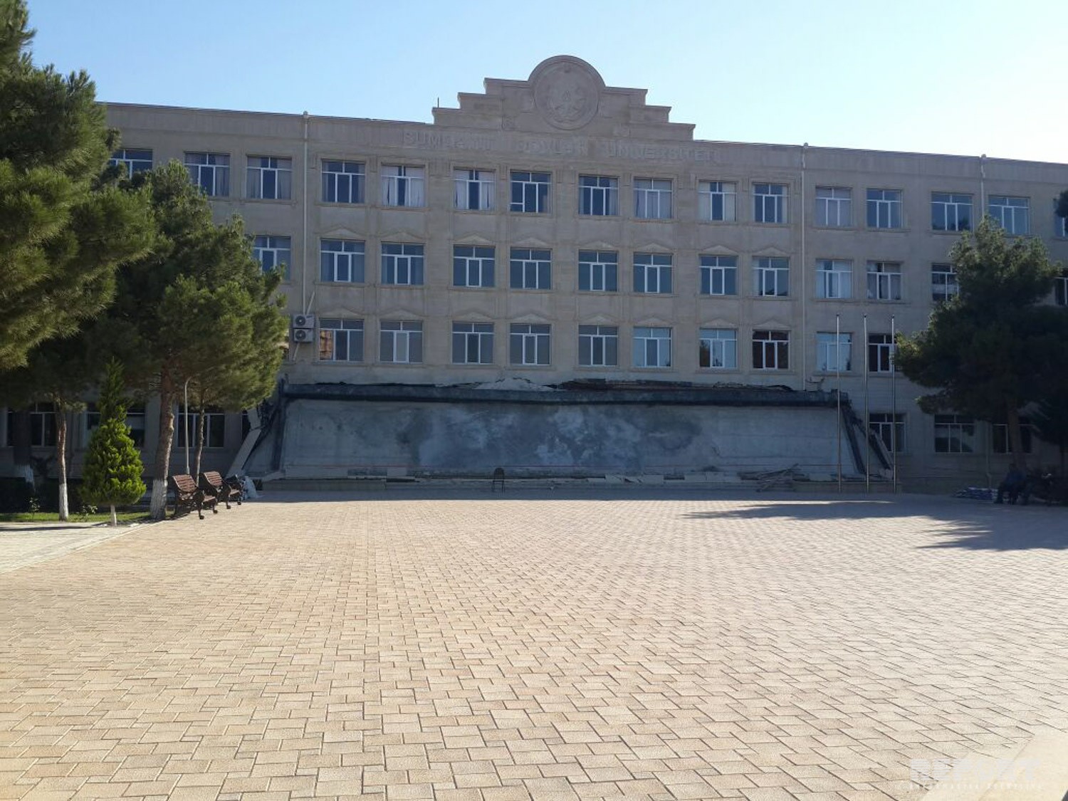 Sumqayıt Dövlət Universitetin binasının girişi UÇDU: Ölən və yaralanan var? (FOTOLAR)