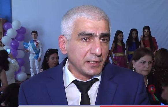 Bakıda məktəb direktoru şagirdlərə məcburi Fəxri Fərman və diplom satır - 5 MANATA