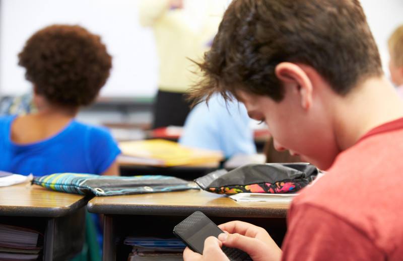 Bu ölkələr şagirdlərin orta məktəbdə mobil telefondan istifadəsinə “YOX” deyir - QADAĞALAR