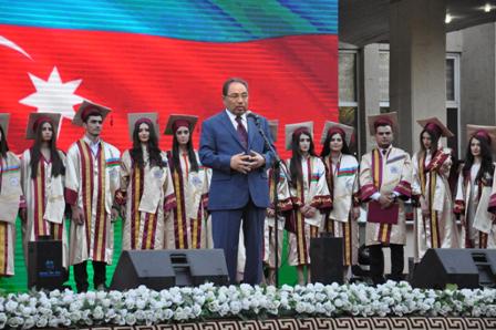 100 yaşlı universiteti 5000 məzun bitirdi