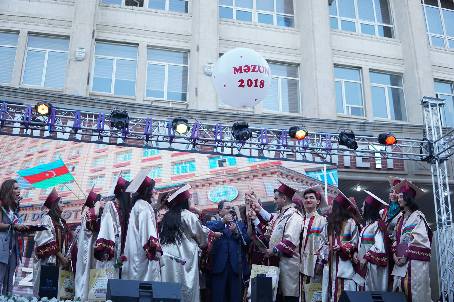 100 yaşlı universitetin məzun günündən FOTOLAR