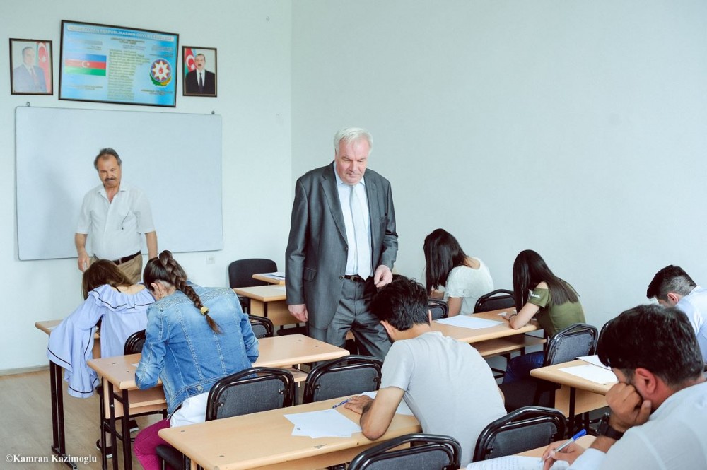 Qərbi Kaspi Universitetində tələbələr yeni üsullarla imtahan verirlər  