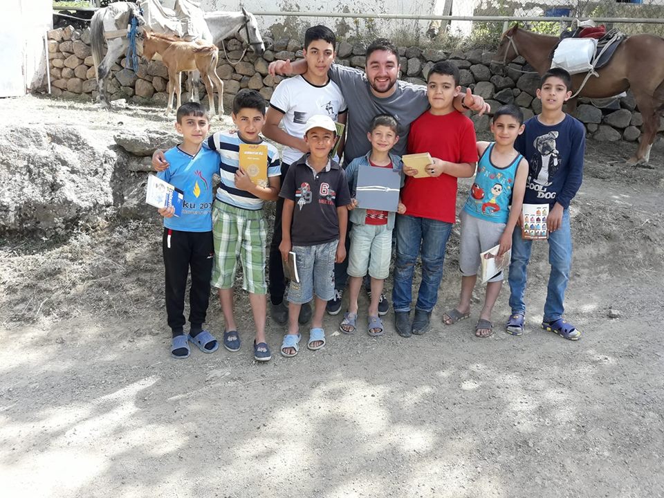 Gənc müəllim atla kəndbəkənd gəzib məktəblilərə kitab payladı - FOTO