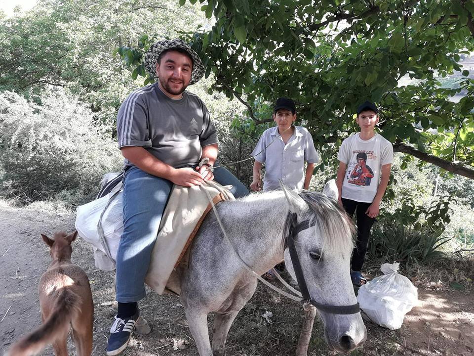 Ucqar dağ kəndlərinə atla kitab paylayan müəllim: “Qayadan yıxıldıq, arxamızca çoban itləri düşdü”  