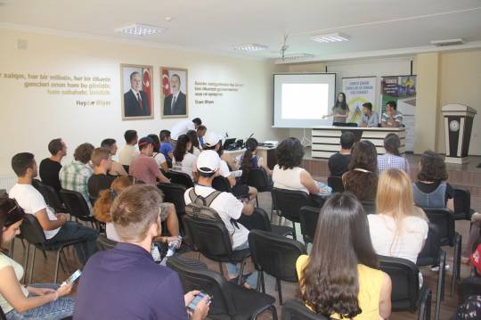  ADAU-nun Beynəlxalq Yay Məktəbinin iştirakçıları Gənclər Evi sosial xidmət müəssisəsi ilə tanış olublar 